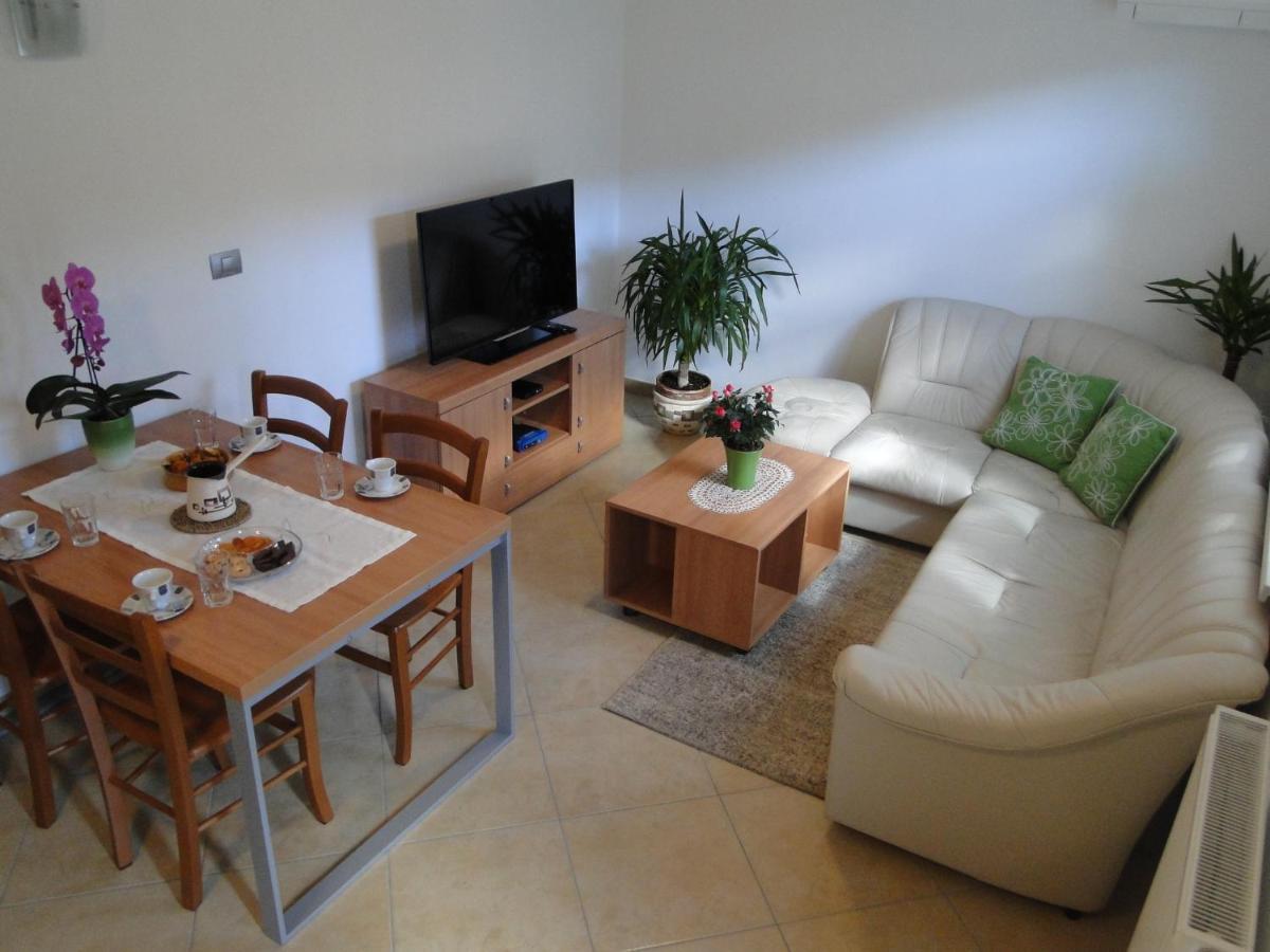 Apartma Jezero - Housity