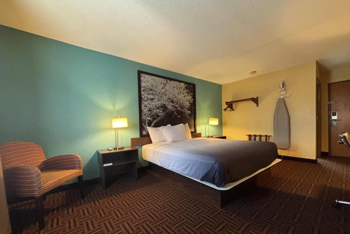 Super 8 by Wyndham Carbondale - Housity