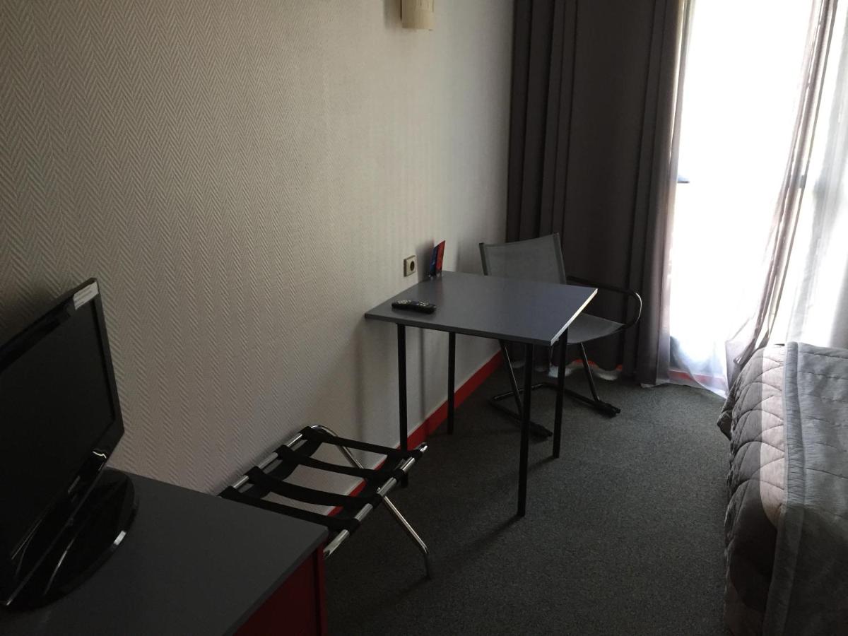 Télévision ou salle de divertissement dans l'établissement Le Pavillon