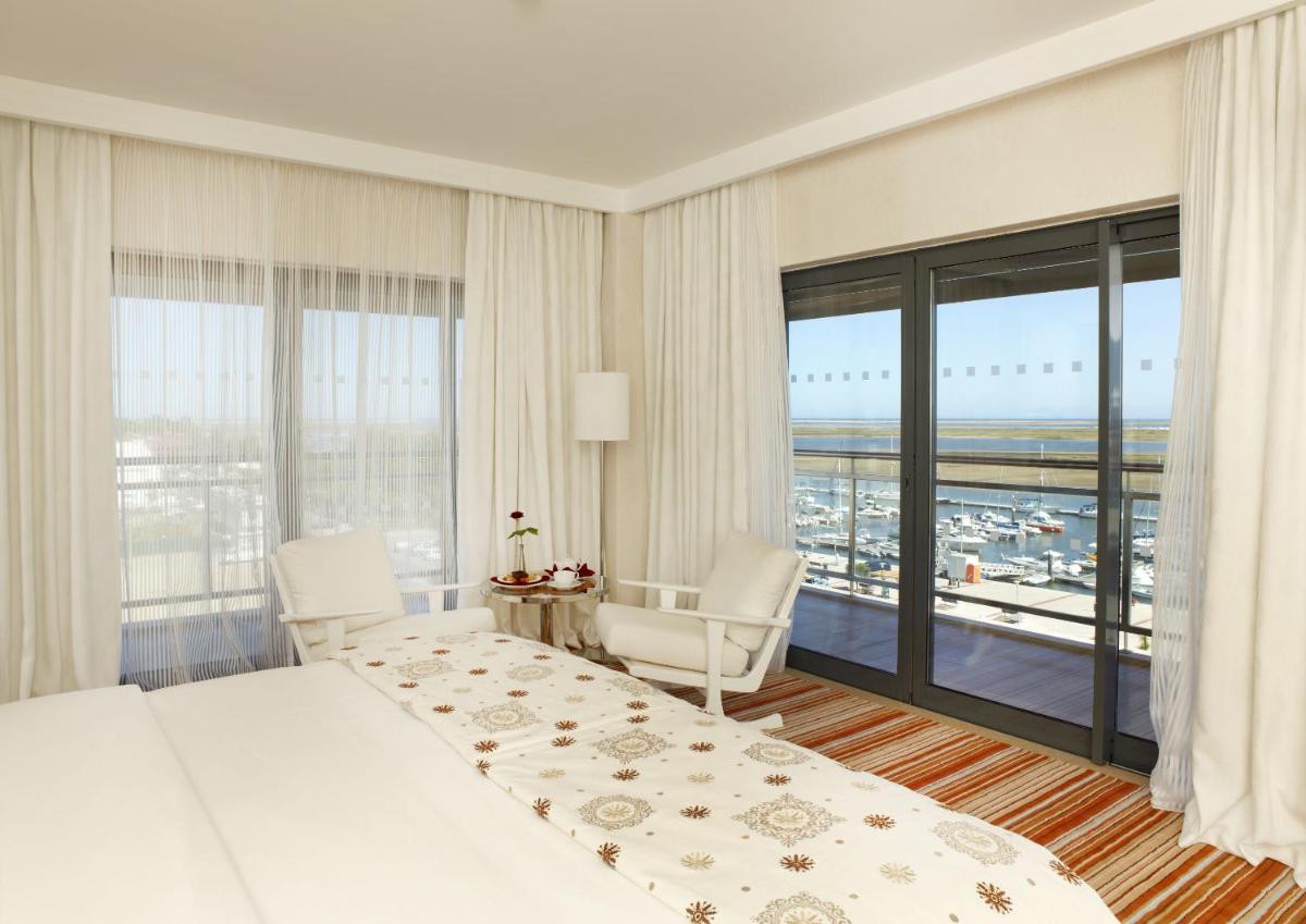um quarto com uma cama e vista para o oceano em Real Marina Hotel & Spa em Olhão