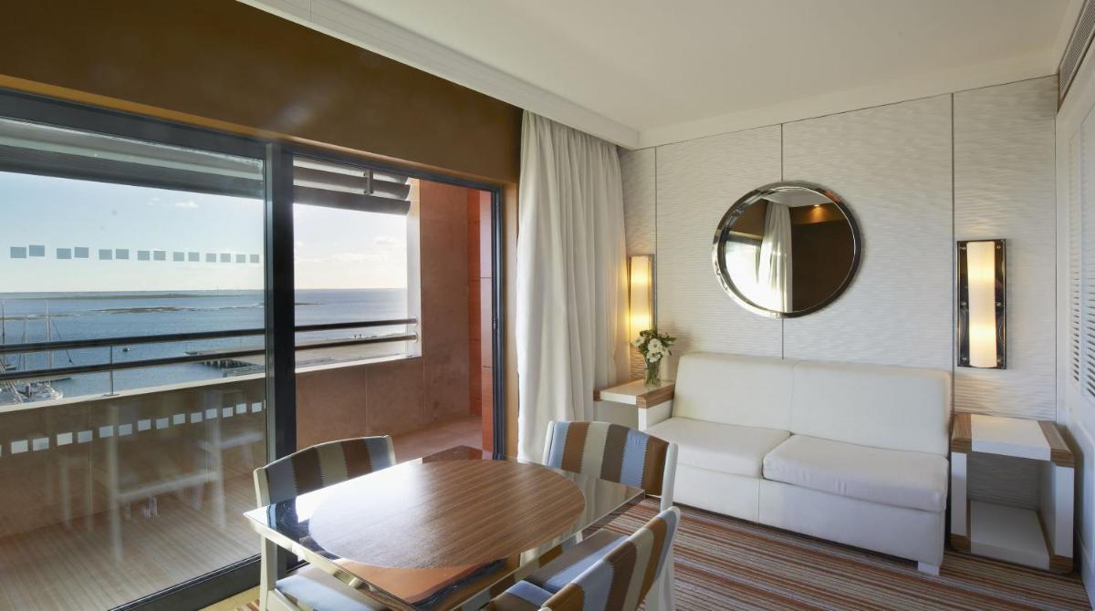 Uma área de estar em Real Marina Hotel & Spa