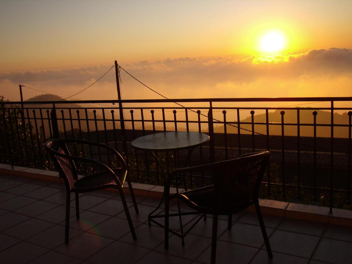 Zephyros Rooms And Apartments - Housity