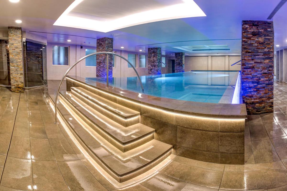 una piscina en el vestíbulo del hotel con aitating en Hotel Spa Rio Ucero, en El Burgo de Osma
