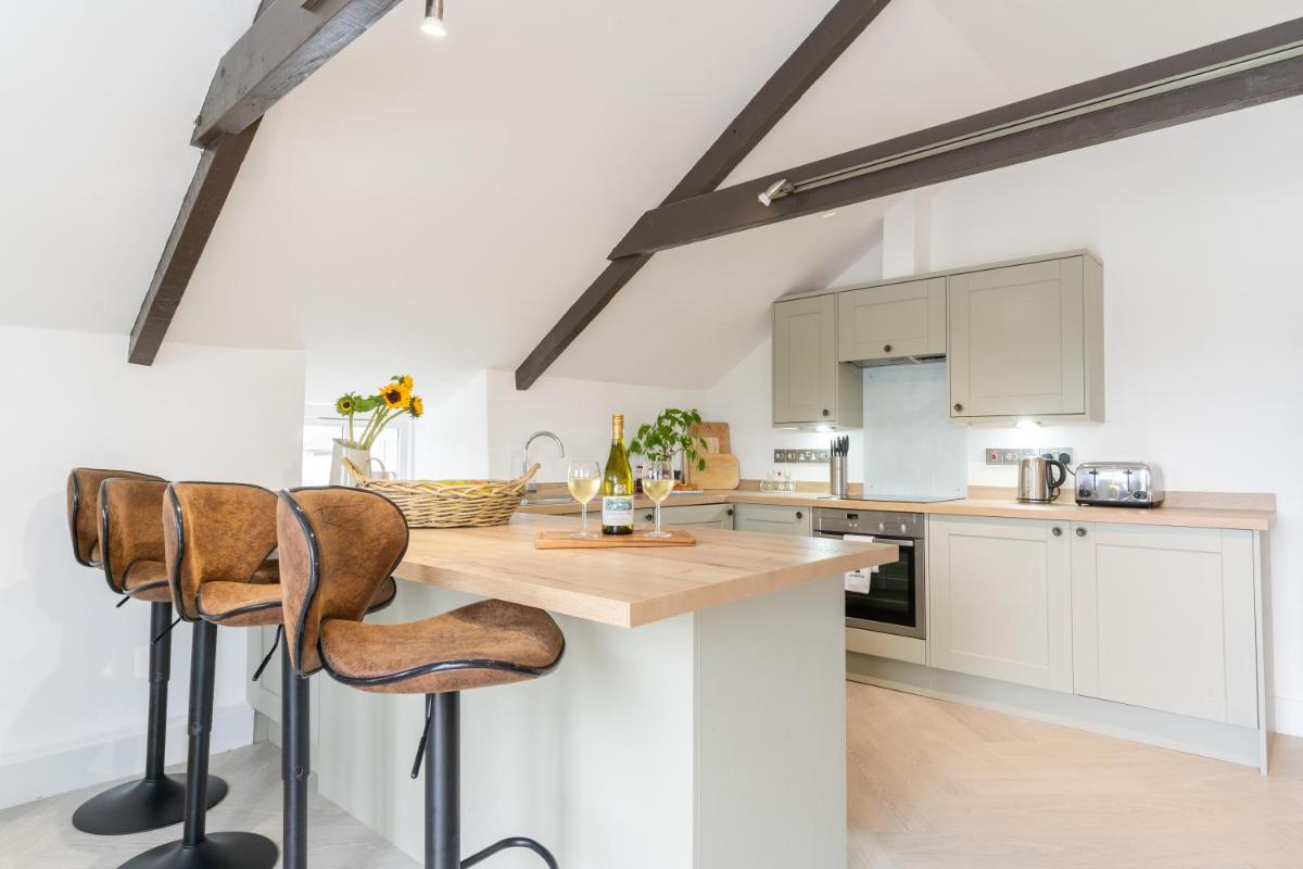 Saddle and Stable Rooms - Housity