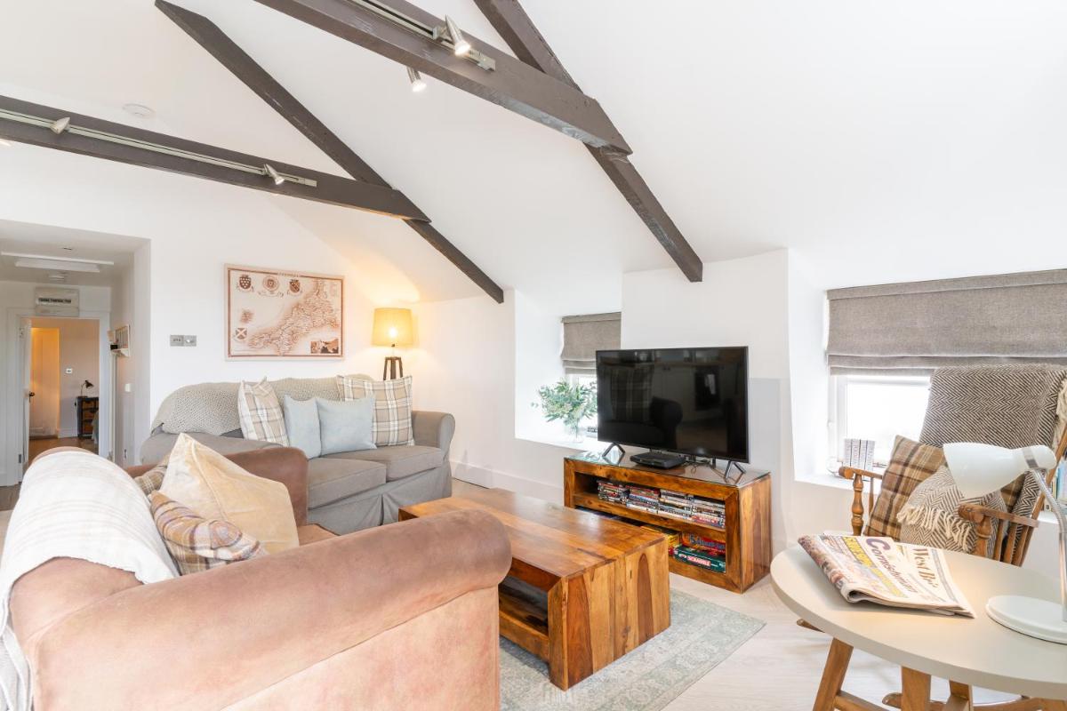 Saddle and Stable Rooms - Housity