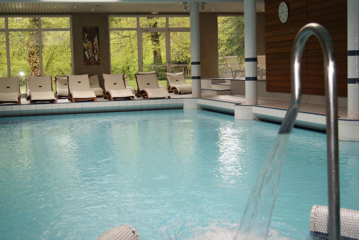 Piscine de l'établissement Hotel Restaurant & Spa Verte Vallée ou située à proximité