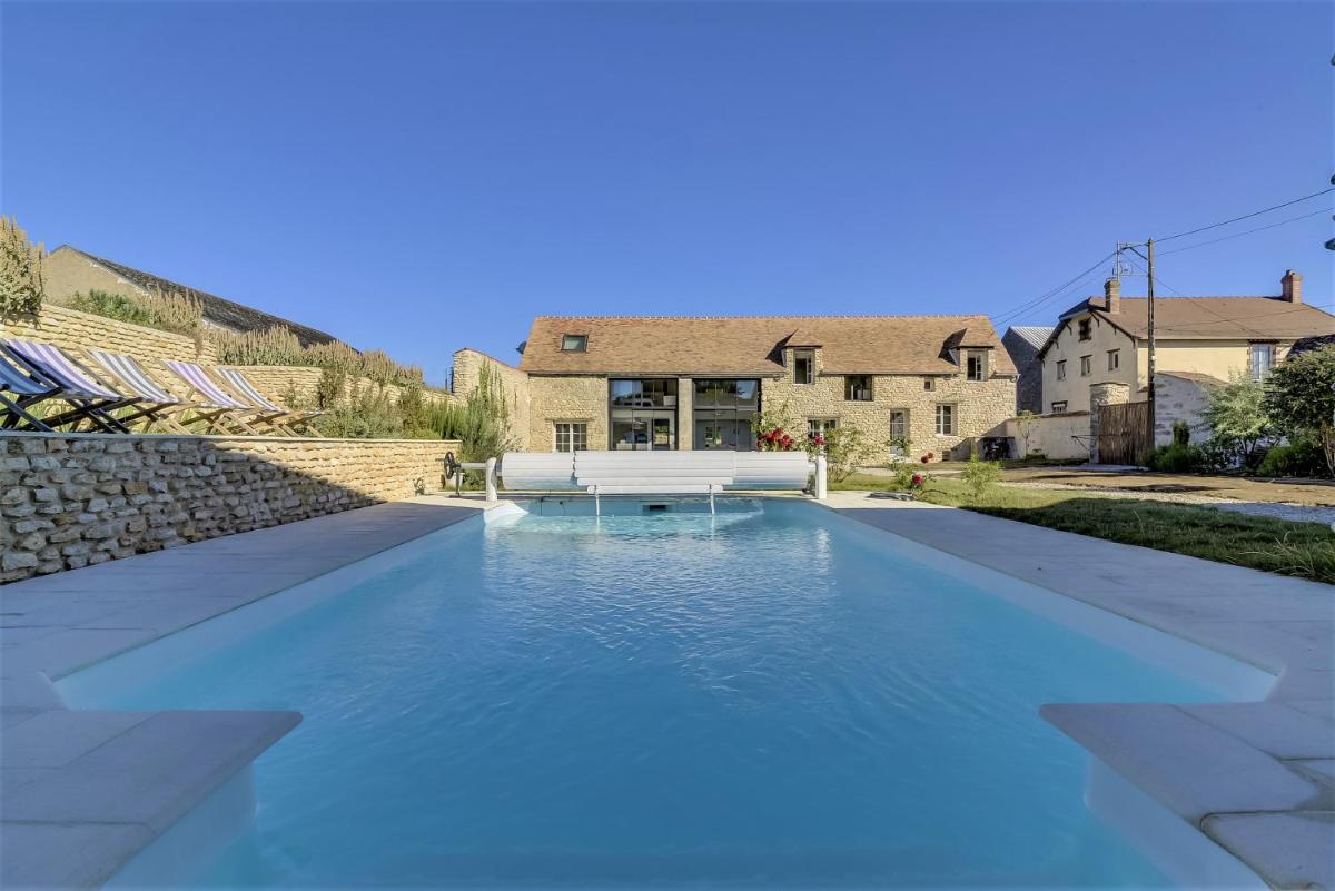 Élégante Villa avec Piscine Privée à Amponville - Housity
