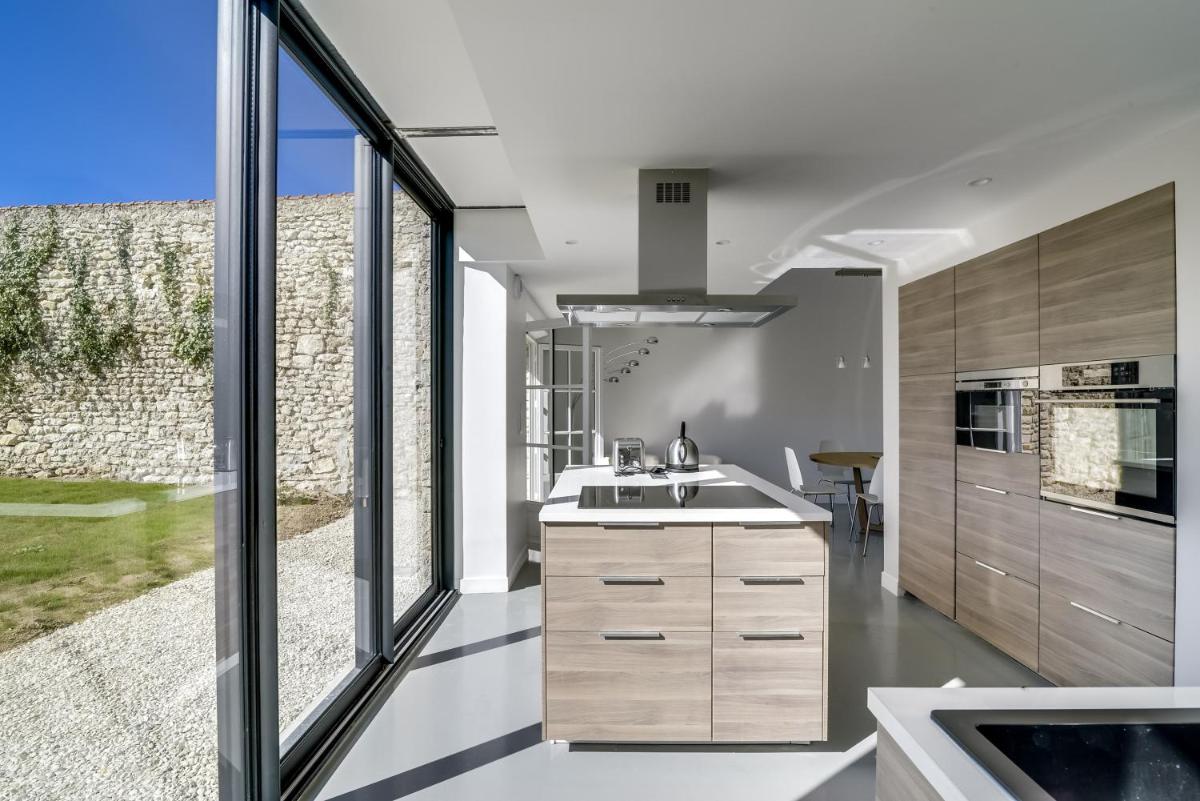 Élégante Villa avec Piscine Privée à Amponville - Housity