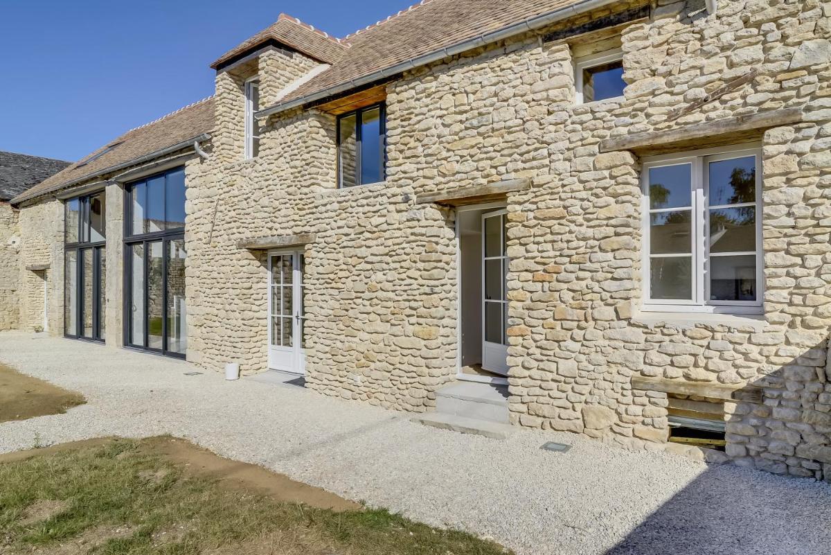 Élégante Villa avec Piscine Privée à Amponville - Housity