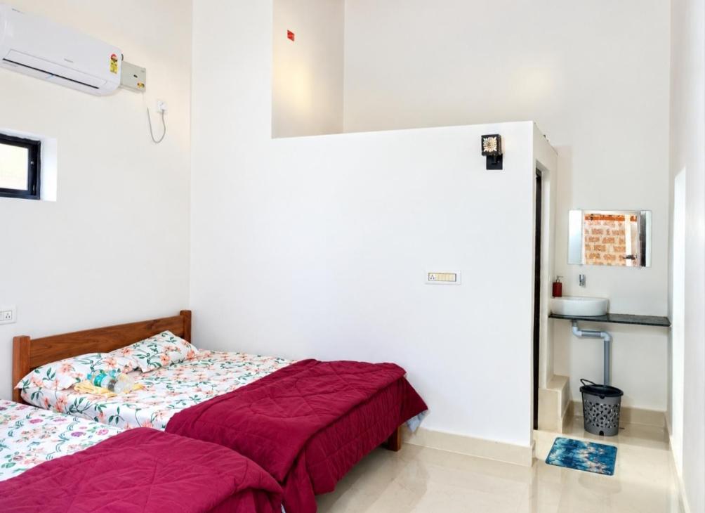 Gajananstay Beach facing Rooms Indians only - Housity