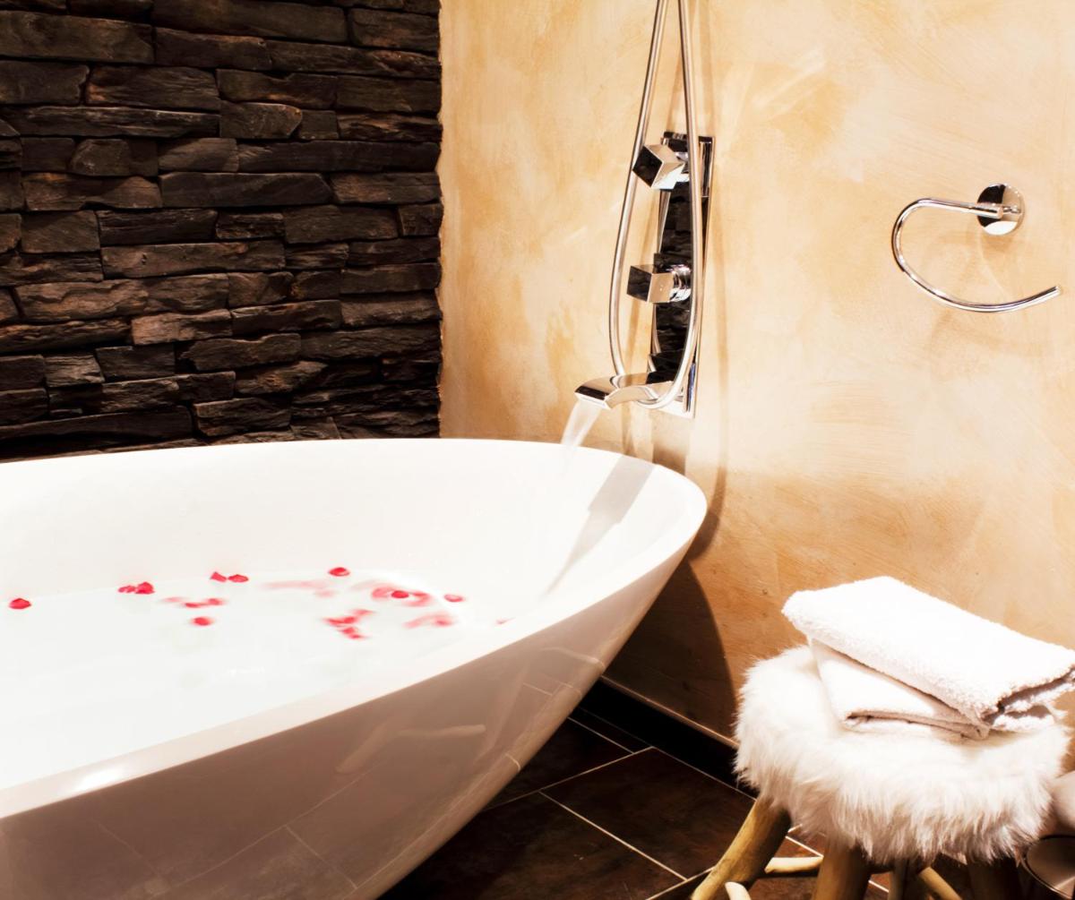 Salle de bains dans l'établissement Domaine du Haut Jardin Hôtel & Chalets Spa Privé