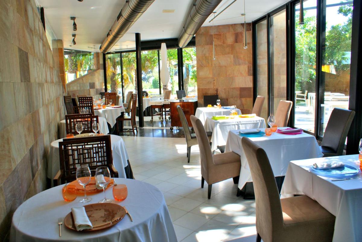 Un restaurante o sitio para comer en Hotel Boutique Mas Passamaner