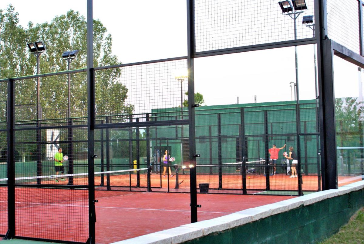 Instalaciones para jugar a tenis o squash en Hotel Boutique Mas Passamaner o alrededores