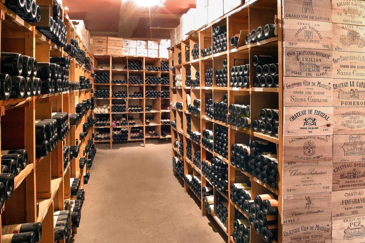 un entrepôt rempli de nombreuses bouteilles de vin dans l'établissement Le Castel Marie Louise, à La Baule