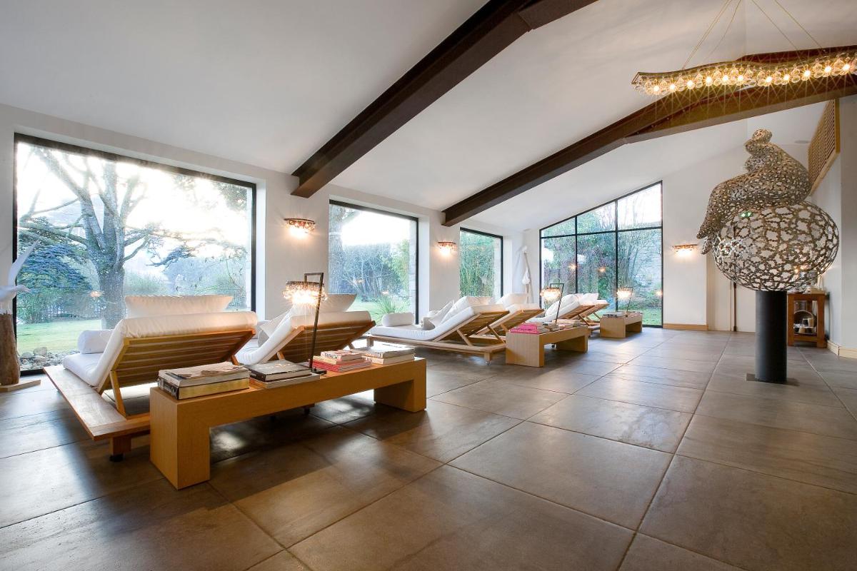 Coin salon dans l'établissement Le Clos Saint-Martin Hôtel & Spa