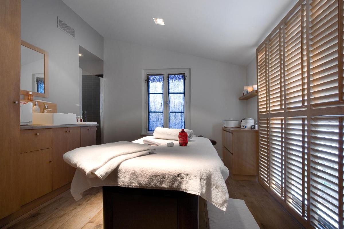 Un ou plusieurs lits dans un hébergement de l'établissement Le Clos Saint-Martin Hôtel & Spa