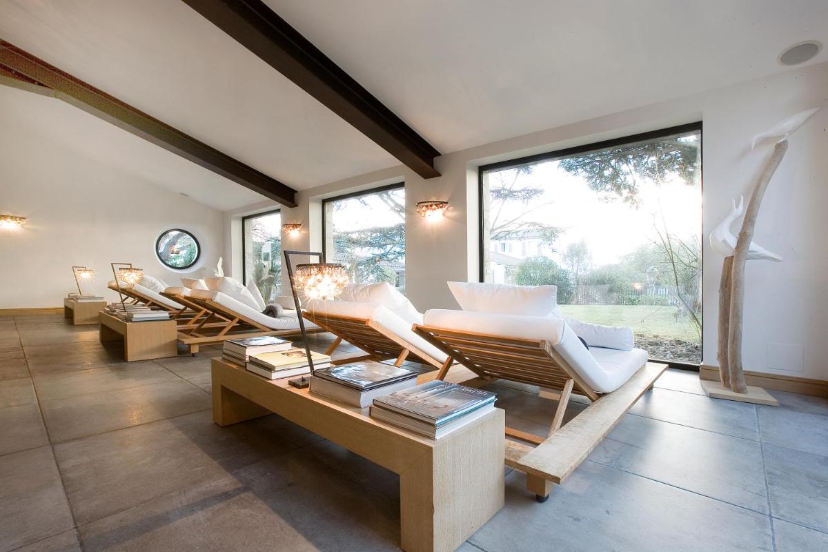 Coin salon dans l'établissement Le Clos Saint-Martin Hôtel & Spa