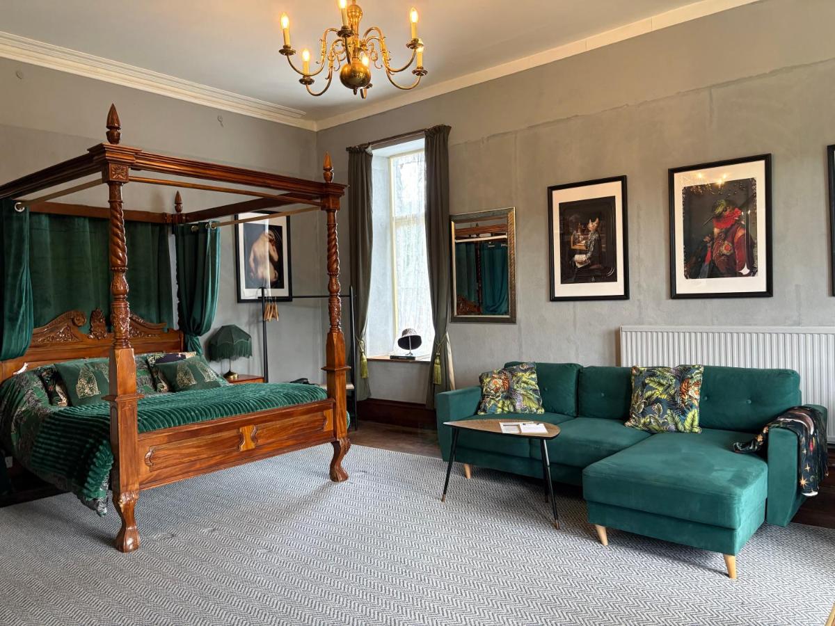 Cader Suite at PenYcoed Hall incl Luxury Hot Tub - Housity