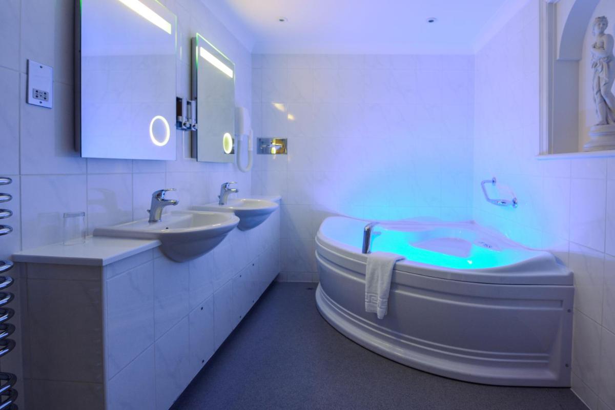 The Falcon Hotel - Housity