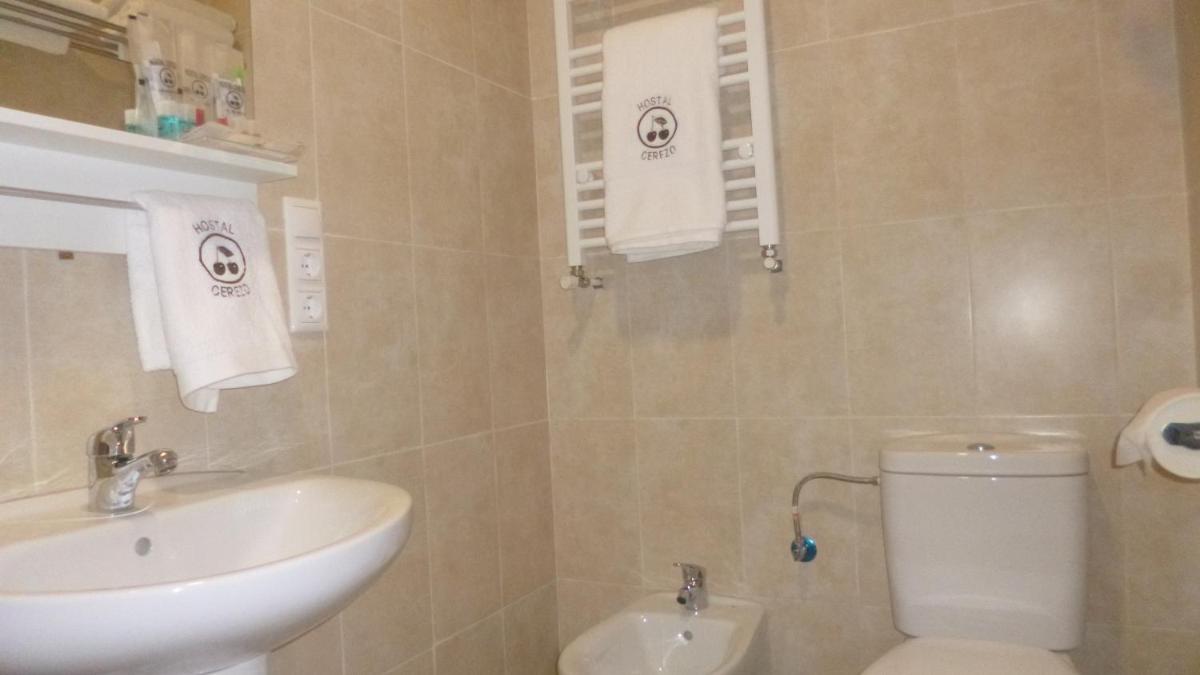 Hostal Cerezo - Housity