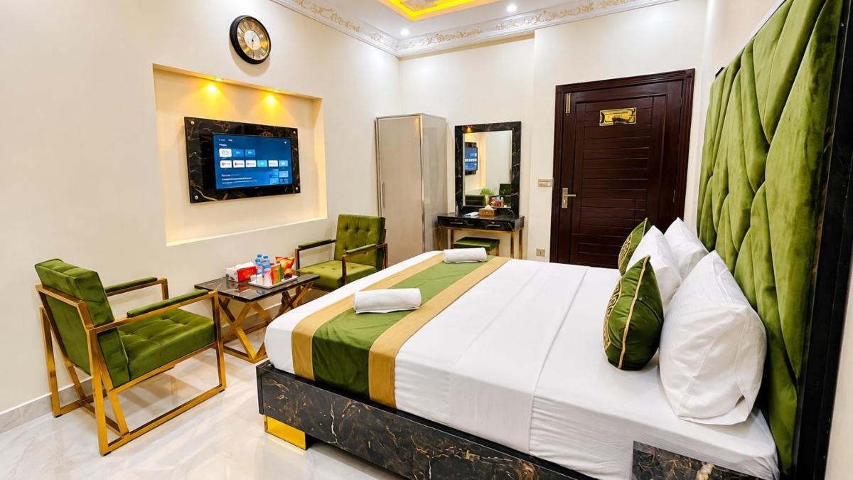 Hotel Crown Lahore - Housity