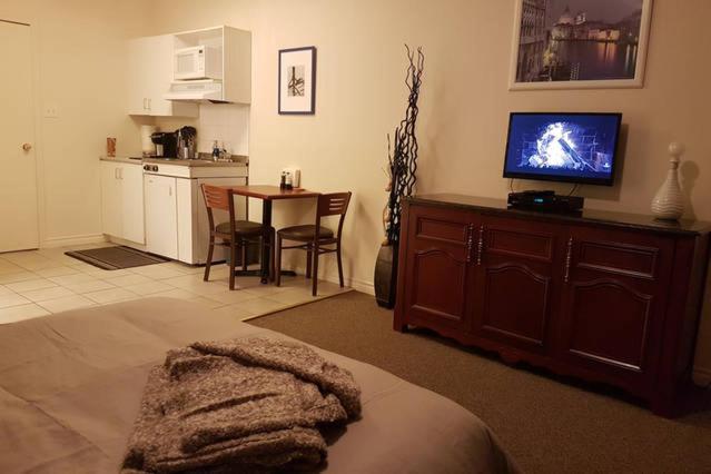 Cozy Little Studio #16 by Amazing Property Rentals - Housity
