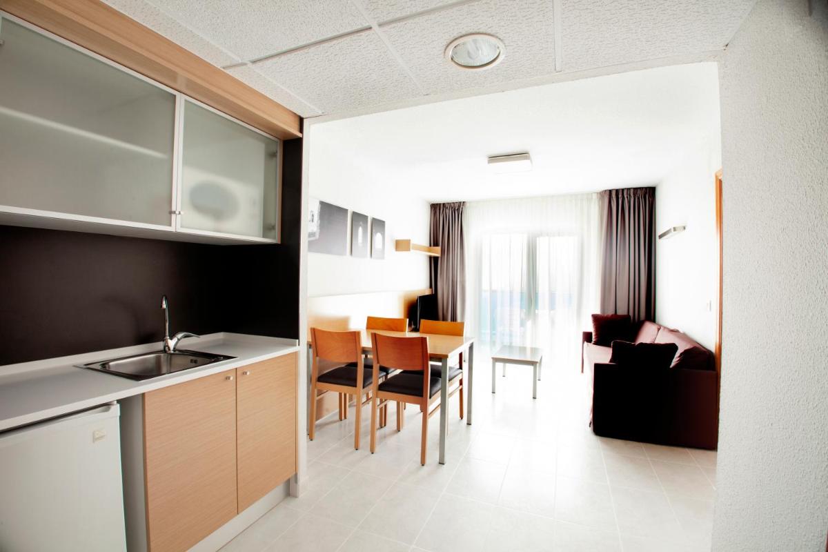 Una cocina o zona de cocina en Aparthotel Acuazul