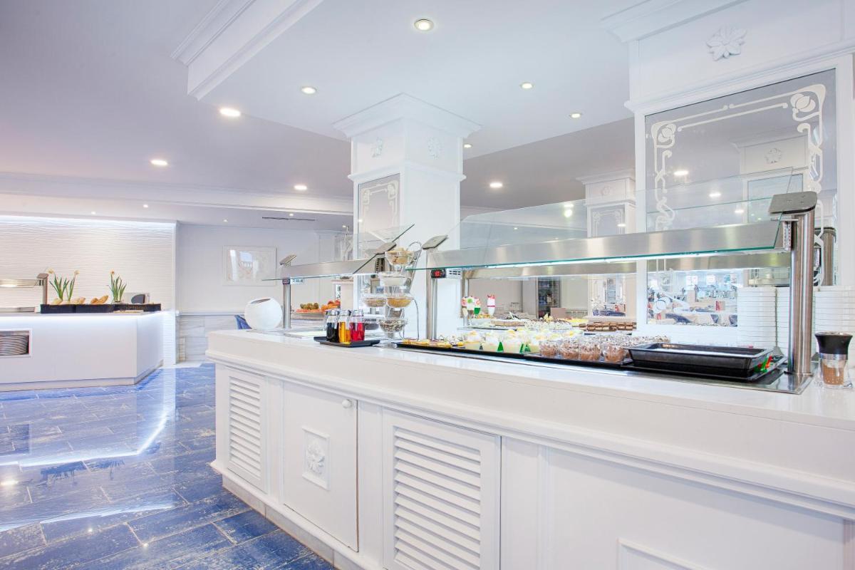 Una cocina o zona de cocina en Grupotel Los Príncipes & Spa