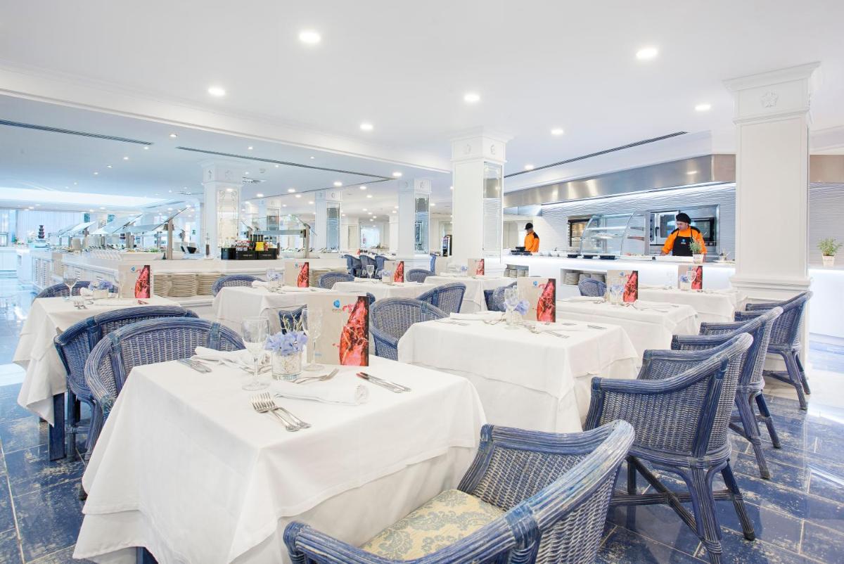 Un restaurante o sitio para comer en Grupotel Los Príncipes & Spa