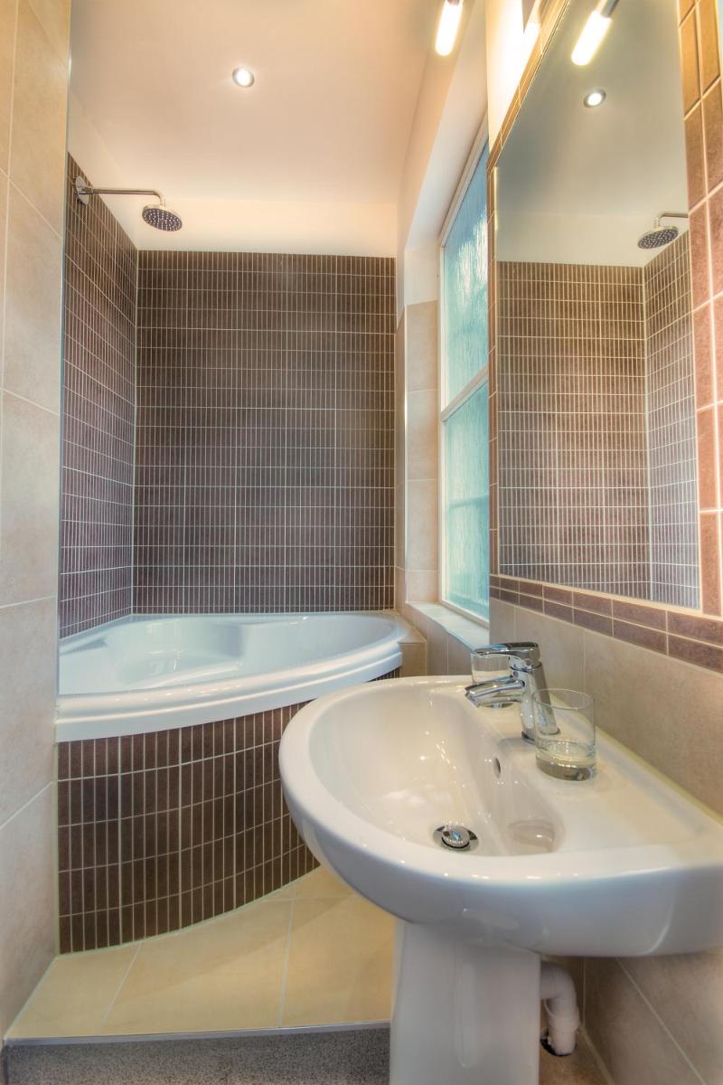 The Elephant & Castle Hotel - Housity