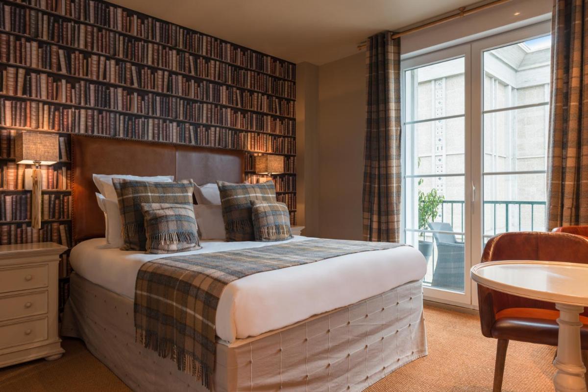 une chambre avec un lit et une grande fenêtre dans l'établissement Hôtel Spa Vent d'Ouest, au Havre