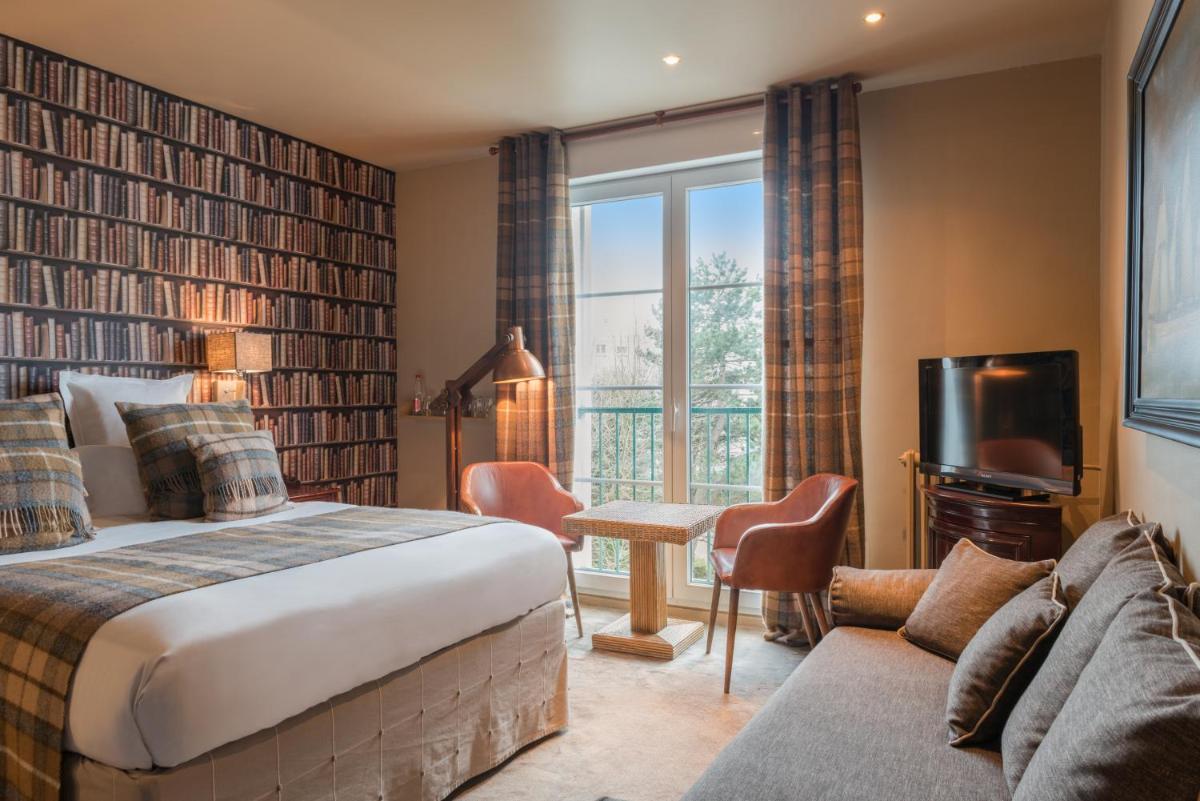 une chambre d'hôtel avec un lit et une télévision dans l'établissement Hôtel Spa Vent d'Ouest, au Havre