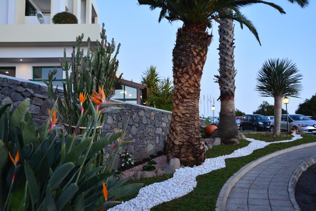 Um jardim no exterior de Hotel Jardim Atlantico