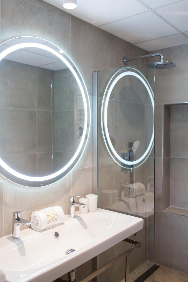 Salle de bains dans l'établissement Hôtel & Spa Villa Seren
