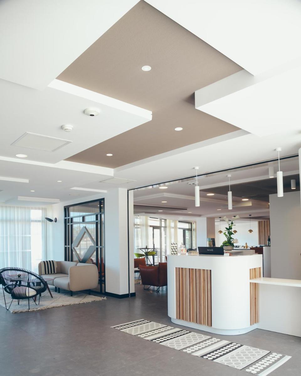 un hall de bureau avec un grand plafond dans l'établissement Hôtel & Spa Villa Seren, à Hossegor 72 autres photos