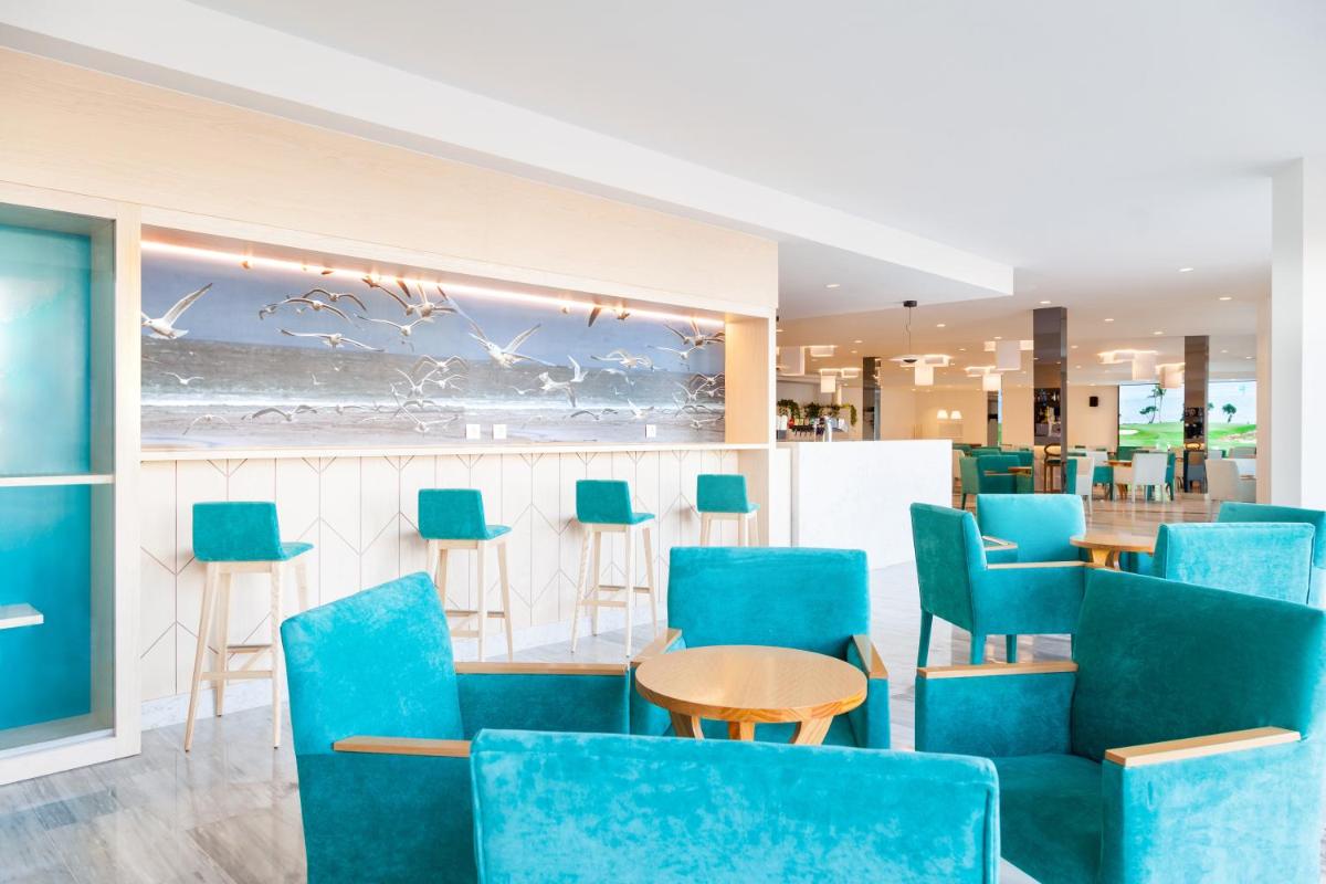 Zona de estar de Iberostar Waves Royal Andalus