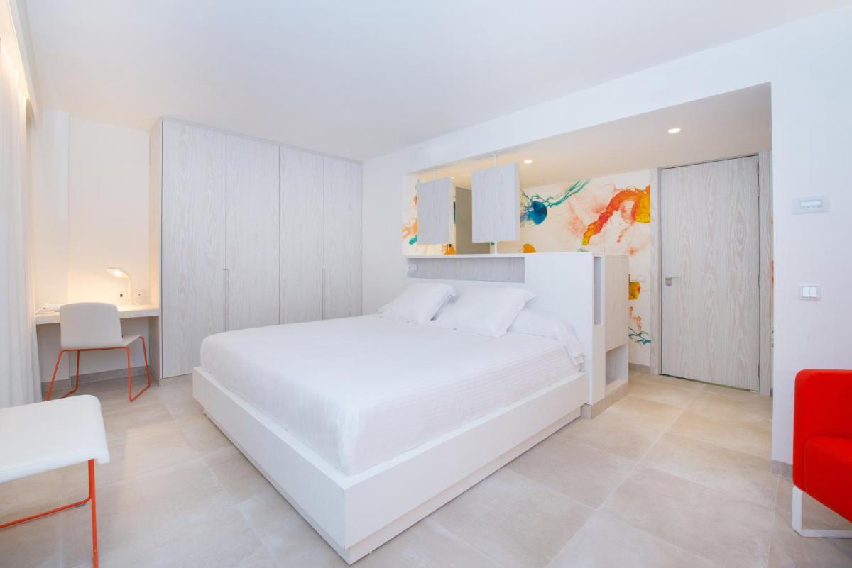 Cama o camas de una habitación en Iberostar Waves Alcudia Park