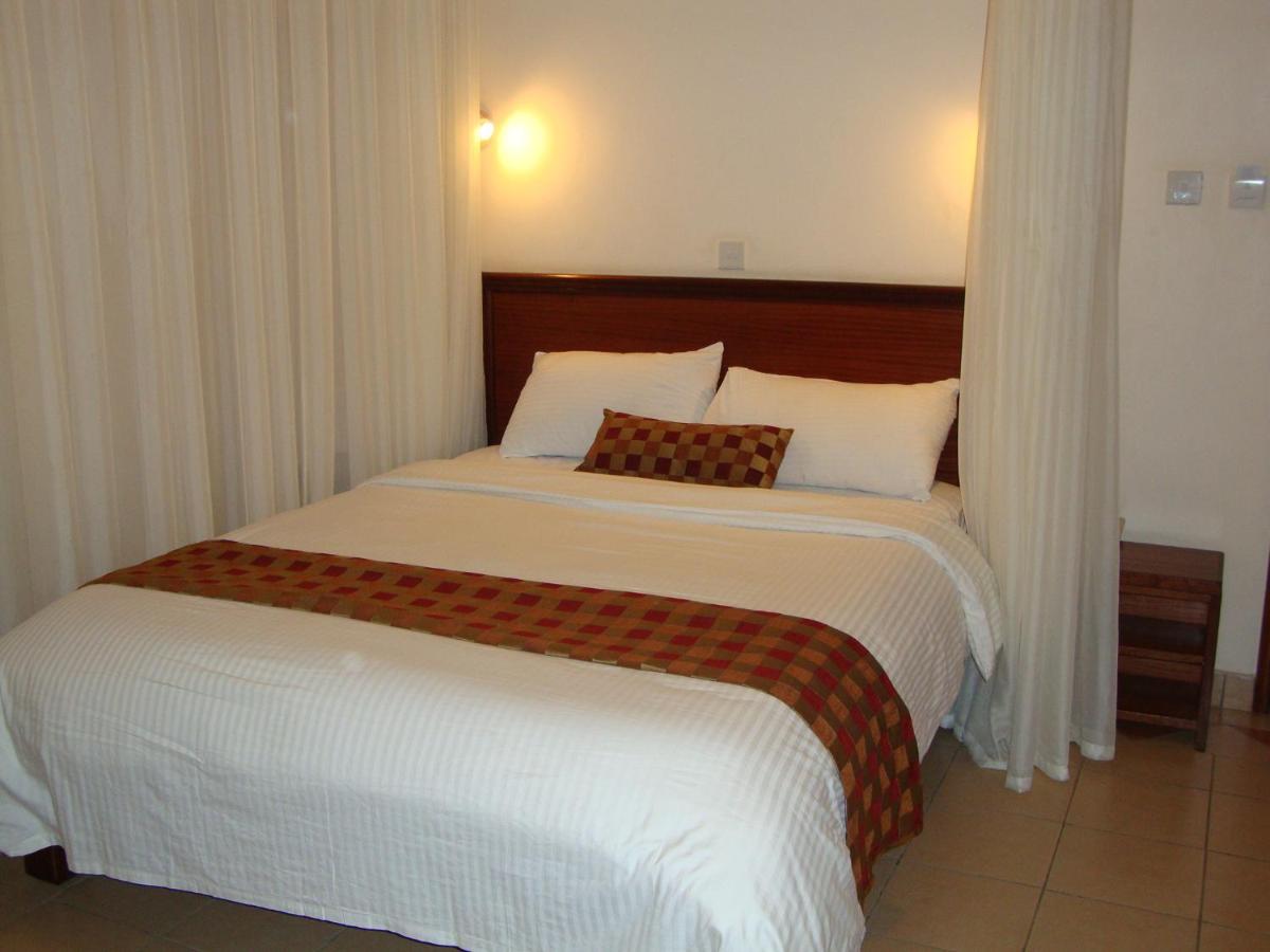 Hennessis Hotel - Housity