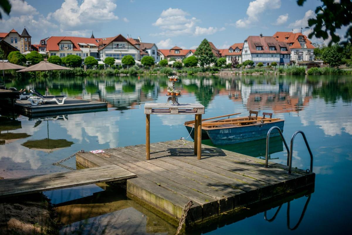 Seehotel Niedernberg - Das Dorf am See - Housity