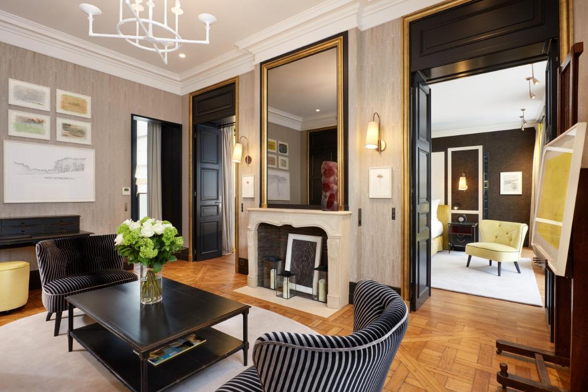 Coin salon dans l'établissement Le Pavillon de la Reine & Spa, Place des Vosges