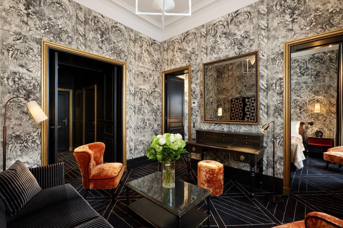 Coin salon dans l'établissement Le Pavillon de la Reine & Spa, Place des Vosges