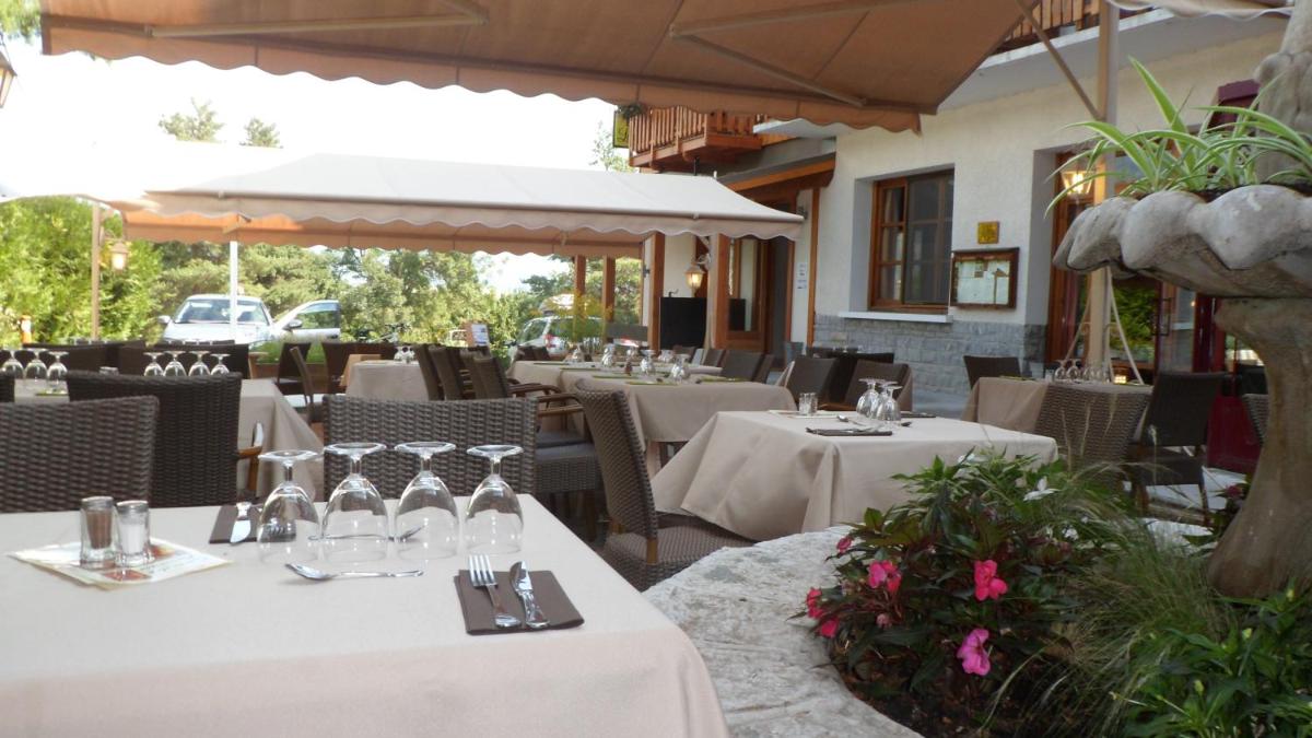 Restaurant ou autre lieu de restauration dans l'établissement Logis Hôtel Les Peupliers