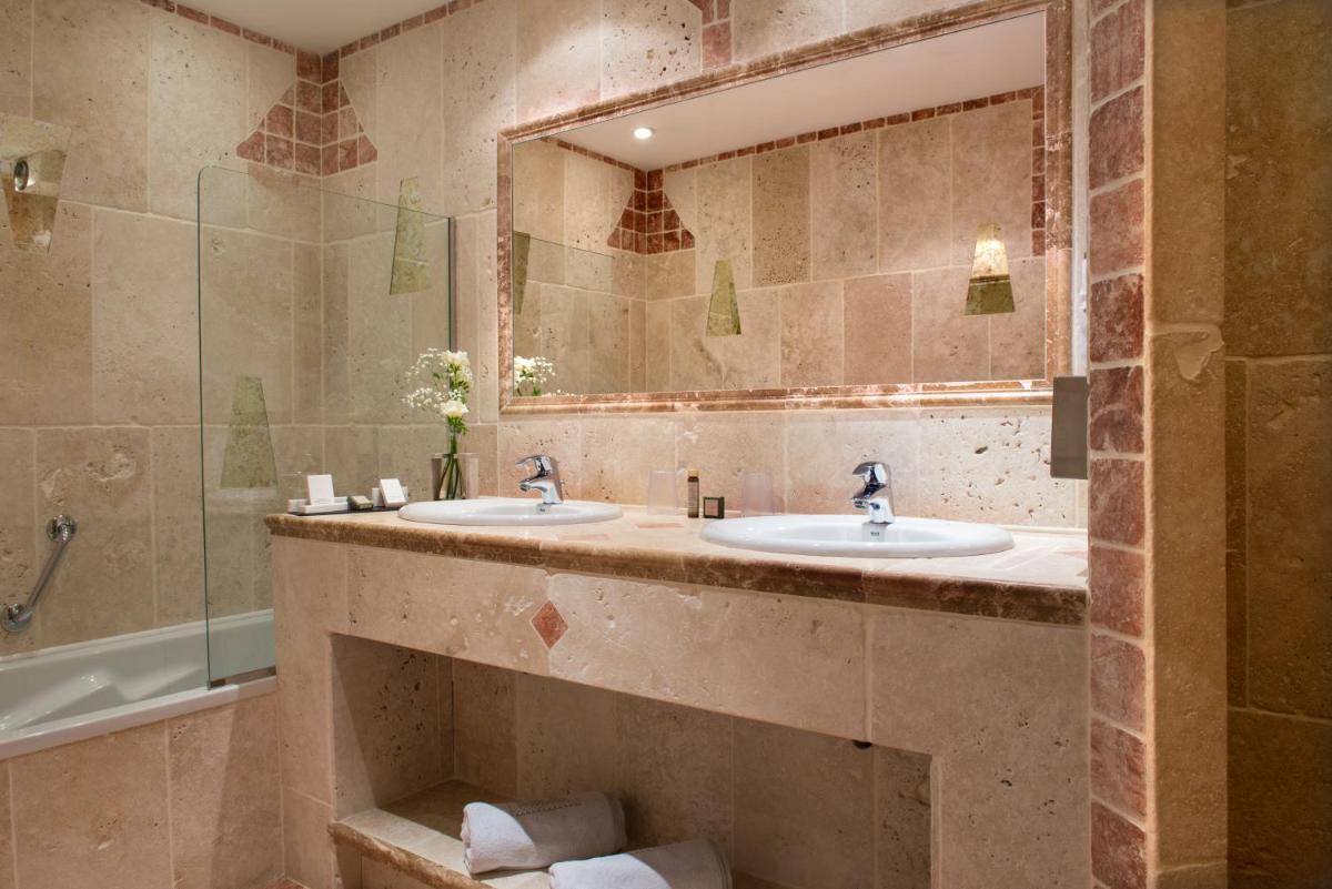 Salle de bains dans l'établissement La Bastide De Tourtour Hotel & Spa