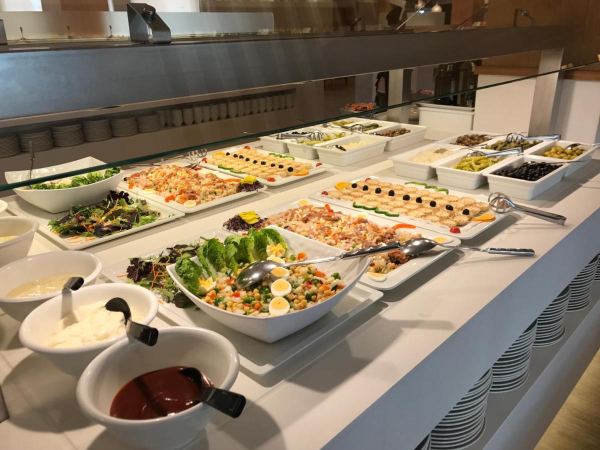 Comida en o cerca de este hotel