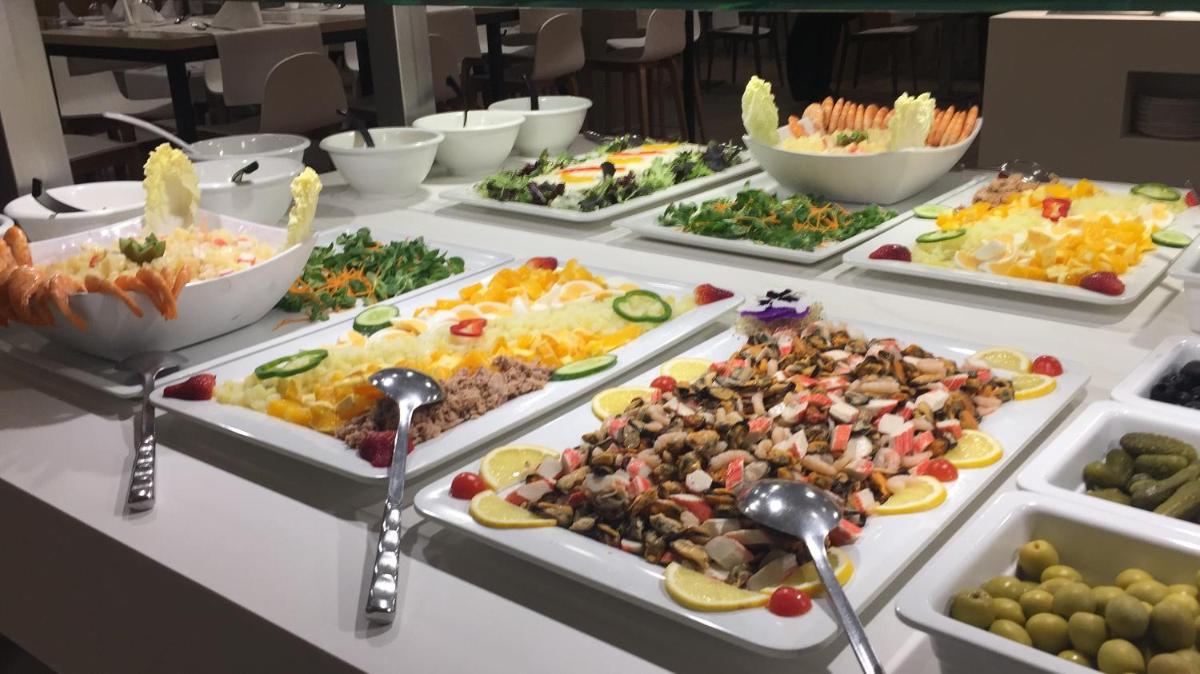 Comida en o cerca de este hotel