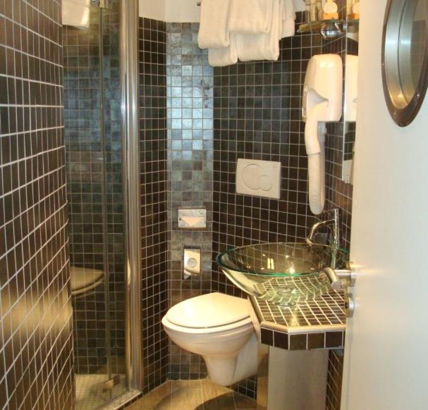 Salle de bains dans l'établissement Hotel SPA Plage St Jean