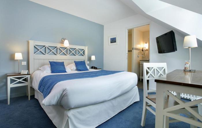 Un ou plusieurs lits dans un hébergement de l'établissement Logis Hotel, restaurant et spa Le Relais De Broceliande