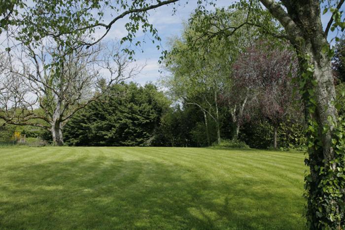 Jardin de l'établissement Logis Hotel, restaurant et spa Le Relais De Broceliande