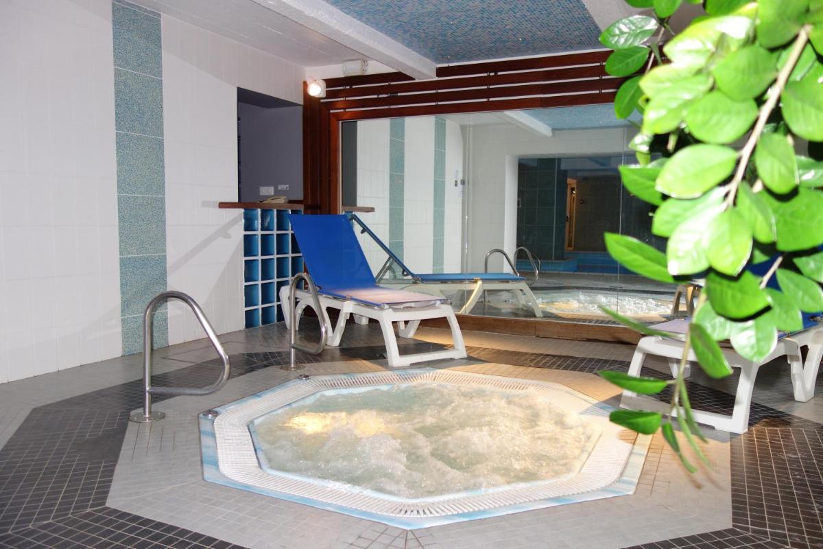 Piscine de l'établissement Mercure Epinal Centre ou située à proximité