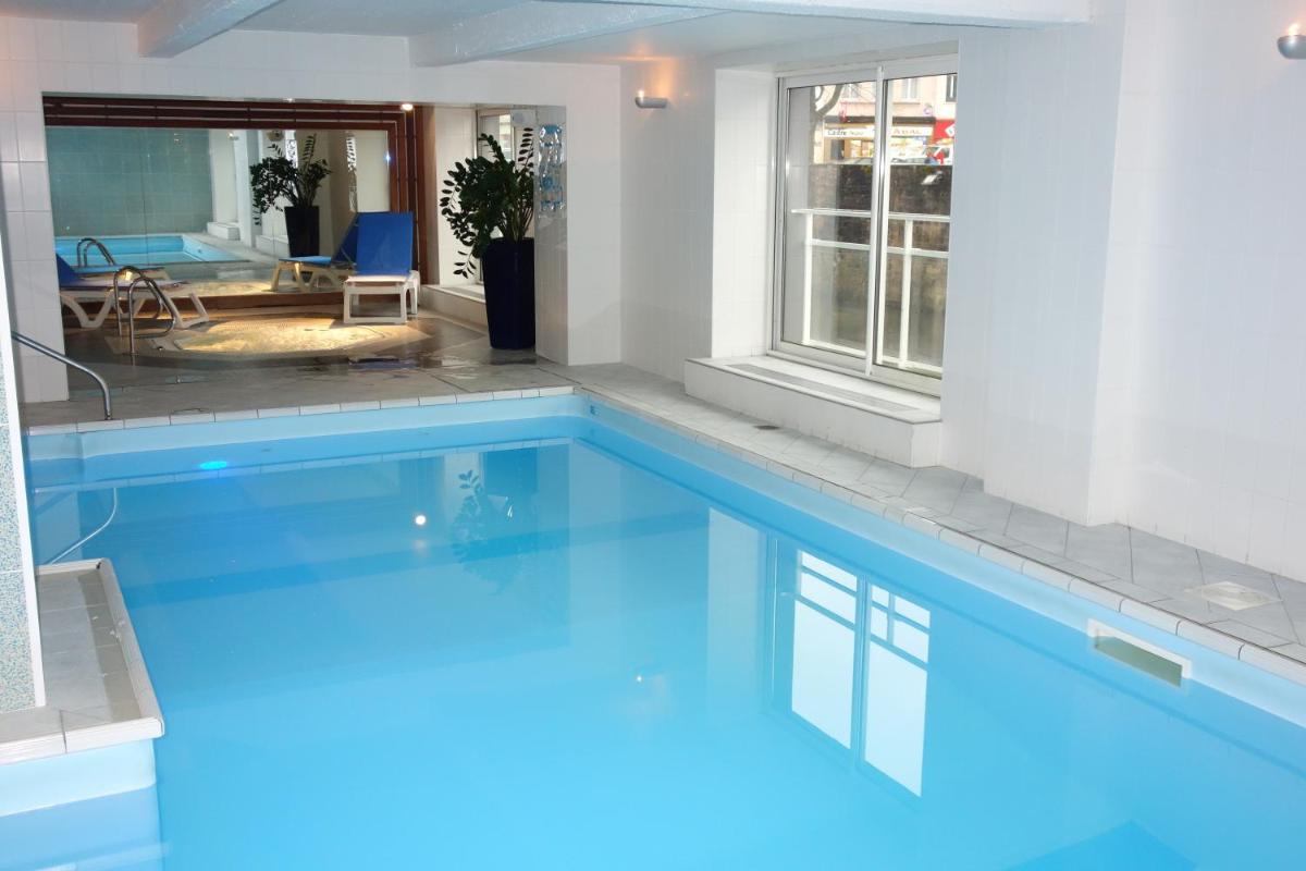 Piscine de l'établissement Mercure Epinal Centre ou située à proximité